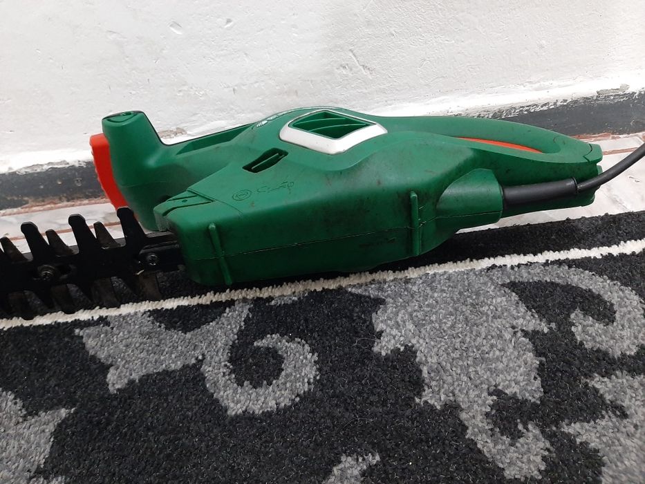 Vând mașină de tuns garduri viu