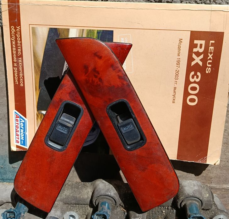Пульты управления задних стеклоподъёмников на Lexus Rx300