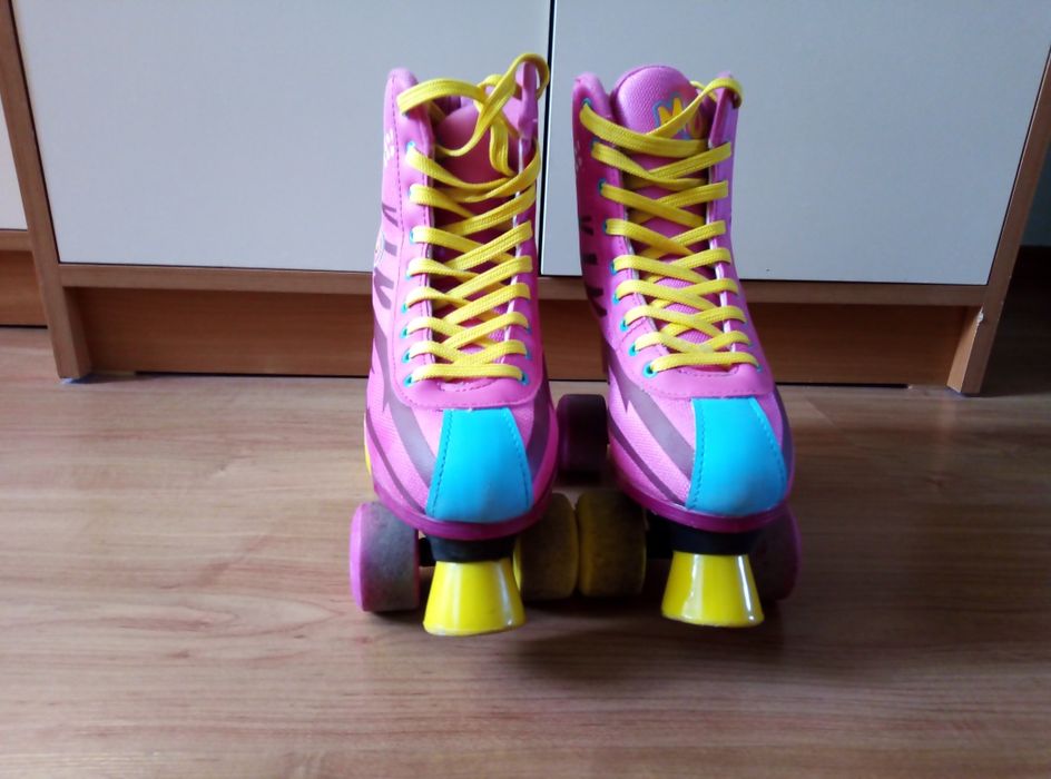 Ролкови кънки с комплект наколенки и налакътници