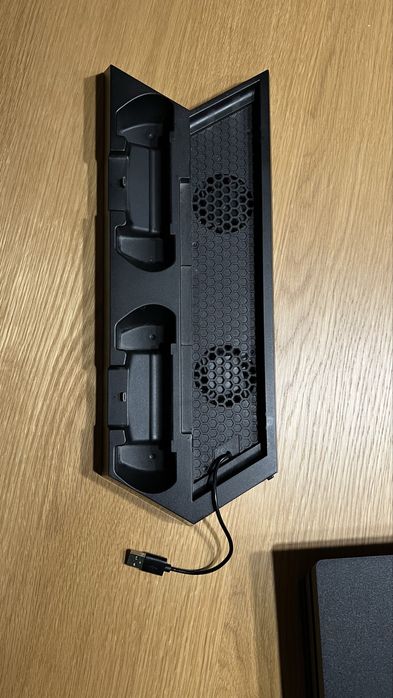 PlayStation 4 Pro 1TB Negru | 2 Controllere | Stand încǎrcare