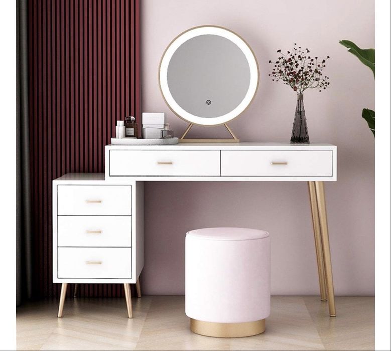 Туалетный столик , трюмо .