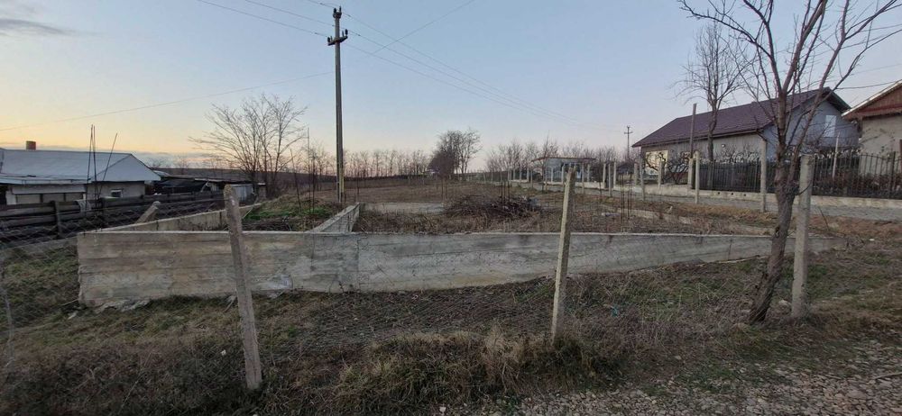 Teren cu fundație pentru casă