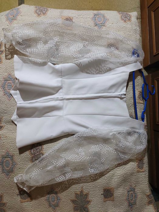 Продам белый вечерний костюм