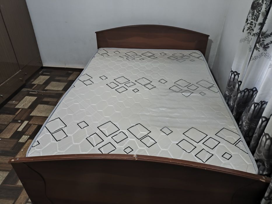 Кровать двуспальная 200/160 с матрасом в хорошем состоянии б/у