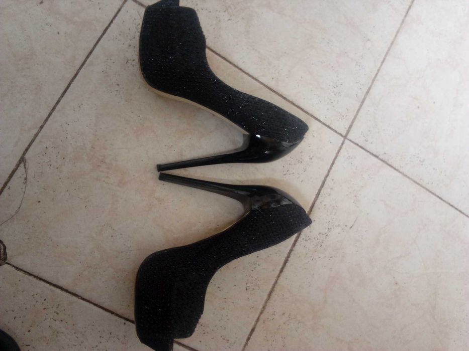 Обувки с камъни с висок ток