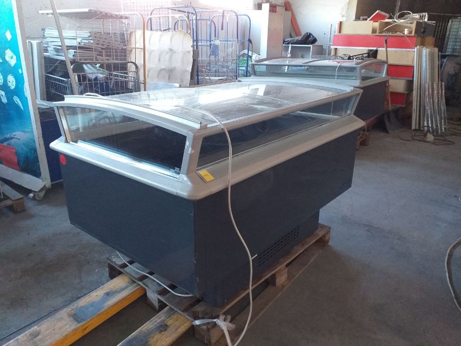 Щандови островни витрини Carrier