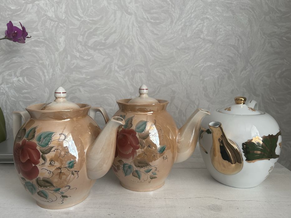 Три чайника из фарфора. Одна стоит 5500.
