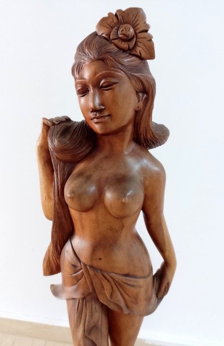 Sculptura de dimensiuni impresionante din lemn masiv o lucrare de o foarte bună calitate lucrata integral manual dintr-o singura bucata,stare foarte b