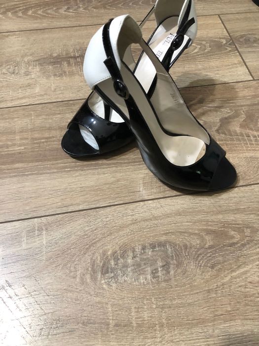 Продаётся женская обувь кожанная