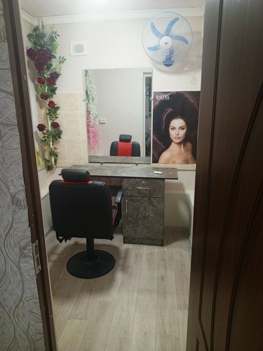 Мойка,кресло,столы,зеркало для парикмахера