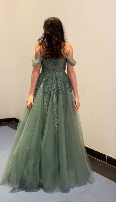 Платье на выпускной с вышивкой