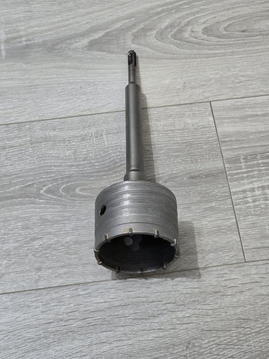 Carotă 82mm SDS Plus cu burghiu pilot – pentru beton, cărămidă,zidărie