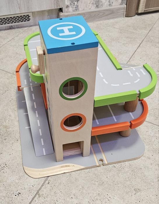 Дървен триетажен паркинг Woody