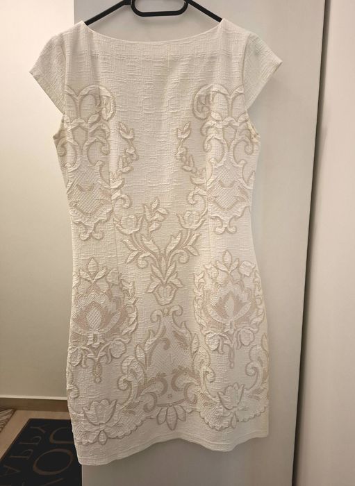 Rochie elegantă alb-crem, de ocazie, cu aplicații și guler decorat, mărimea L