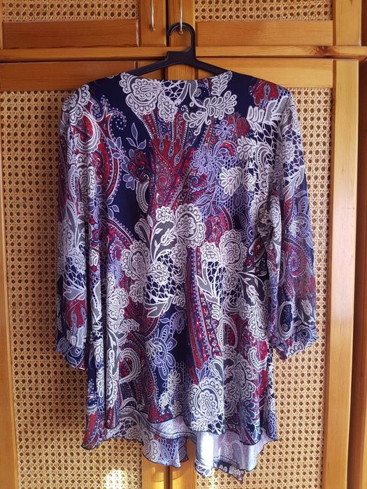 Шарена блузка в тъмносиньо, червено и бяло