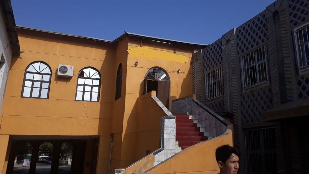 Карши шахар маказида 300+150 кв.м ижарага берилади