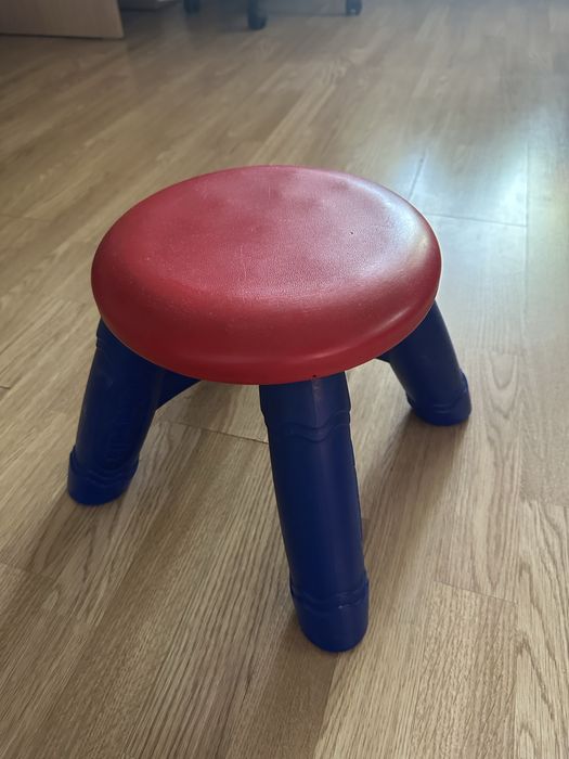 Детский стол и стулья