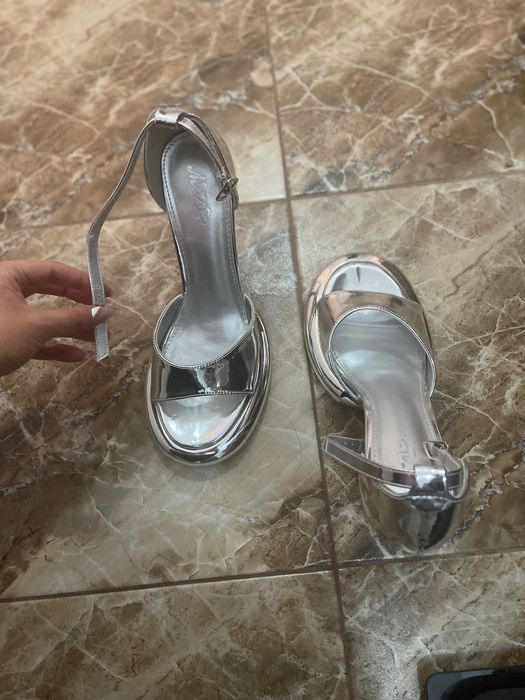 Сребристи сандали