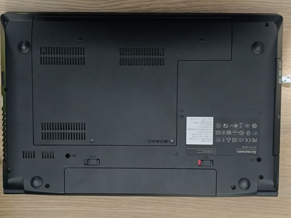 Noutbuk Lenovo B590 500/4Gb sotiladi