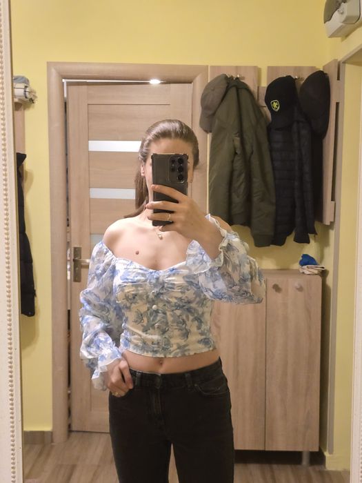 Vand bluza cu umerii goi