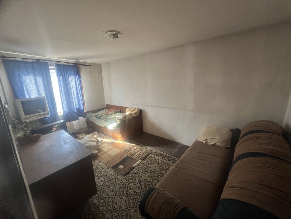 Къща с двор и втора самостоятелна жилищна сграда