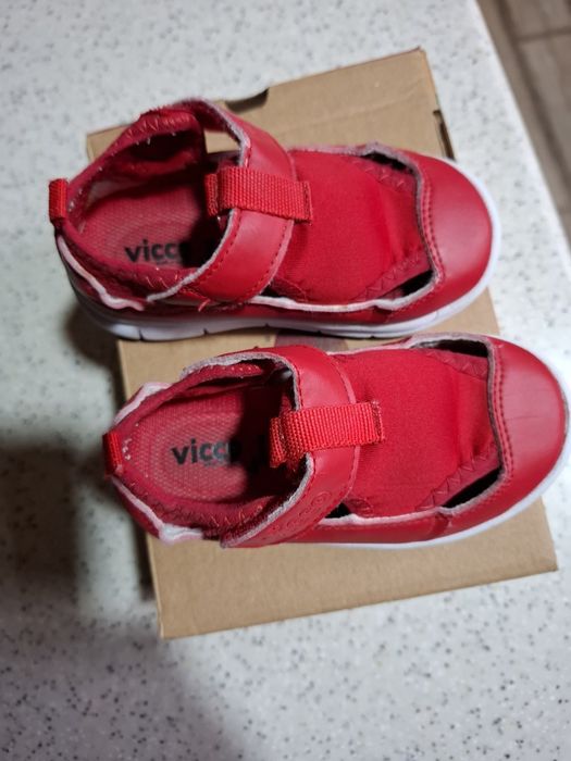 Продаются сандалии на девочку 24 разм.