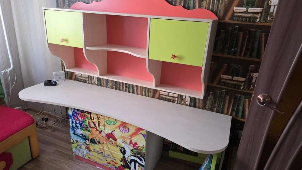 Продам детский гарнитур и детский диванчик