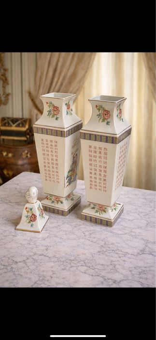 Декоративен порцеланов комплект – чифт вази с капаци, шведски произход