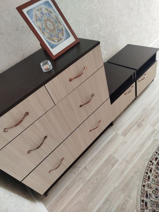 Стол со стульями комод с тумбами