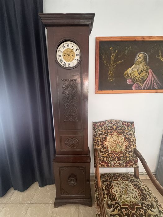 Vând ceas de podea vechi,din lemn,cu cifre romane