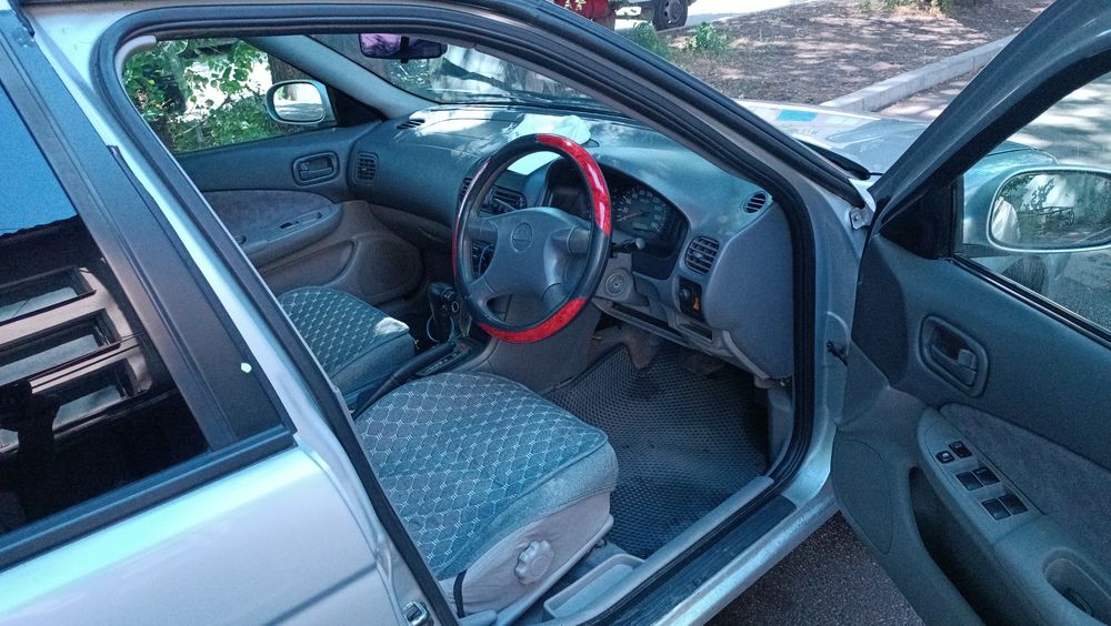Машина  Nissan sunny
