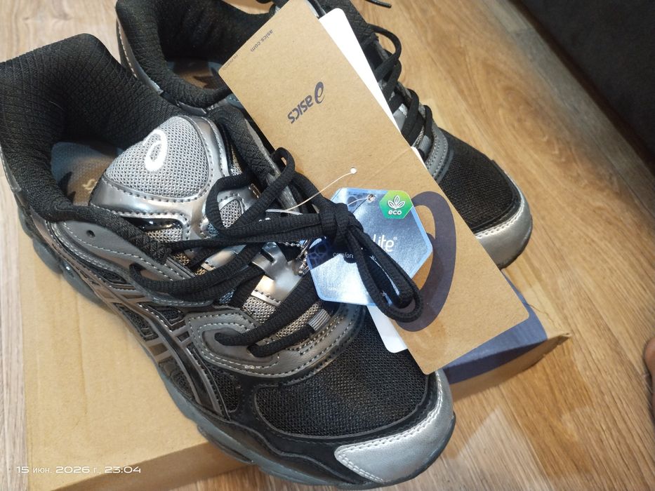 Продам кожаные кроссовки ASICS