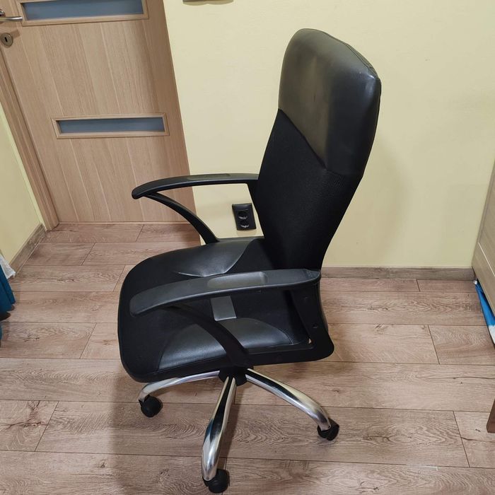 Офис стол черен цвят