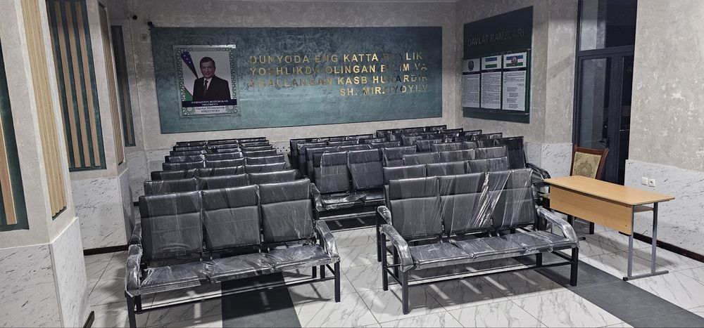 Офислар кутиш залилар учун скамейка аэропорт