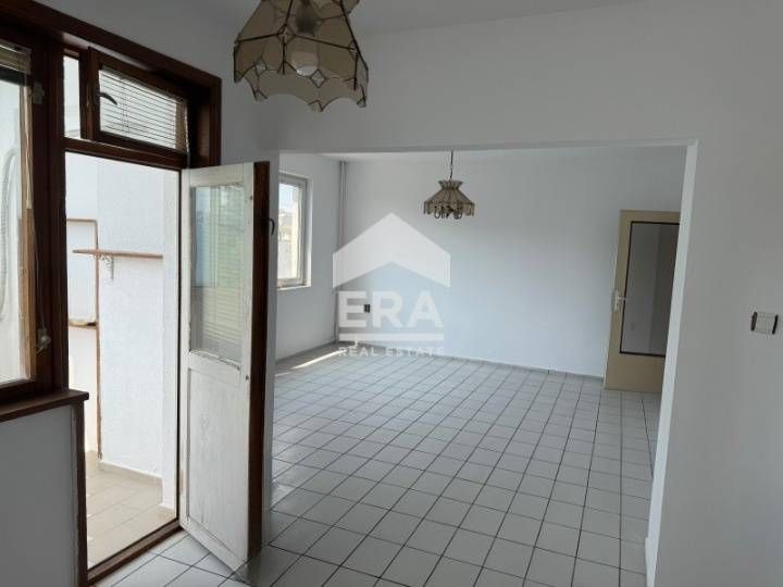 Тристаен апартамент във вход тухлена пломба в кв."Младост" за продажба