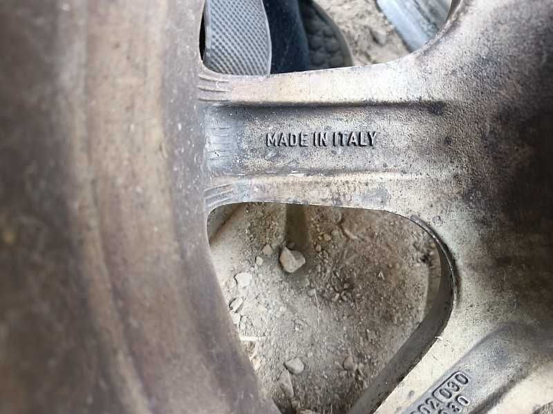 Продам ДВА оригинальных легкосплавных диска