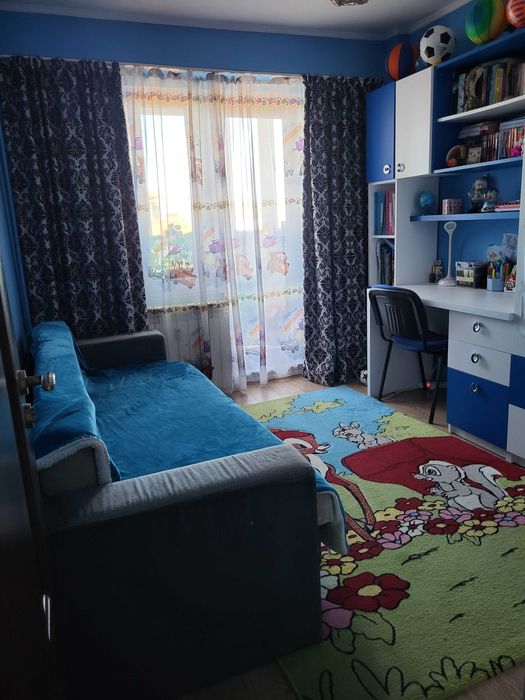 Vând ap. 3 camere ,decomandat ,Zona Rogerius