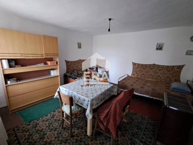 Едноетажна къща за продажба, с допълнителни сутеренен етаж, пристройка