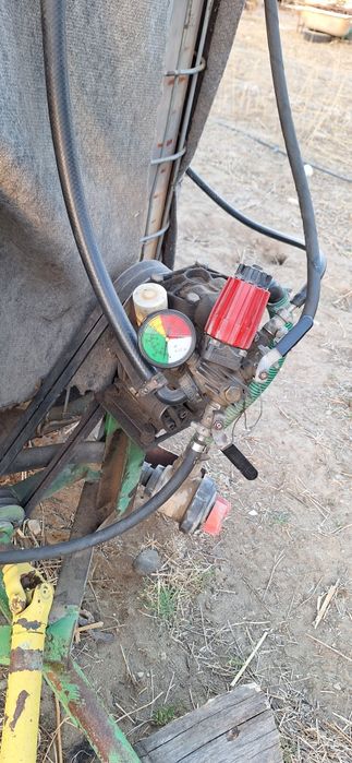 Продавам инвентар за трактор  плугове и пръскачка