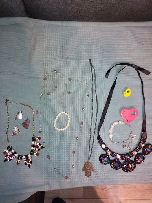 Set accesorii dama cu lantisoare, cercei si broșe