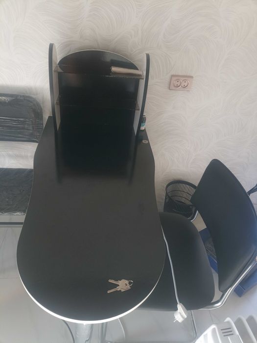 Кушетка и маникюрной стол