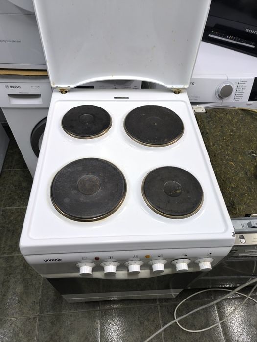 Свободностояща Печка Gorenje Е235VV с чугунени котлони.