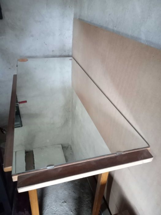 Нощно шкафче с огледало