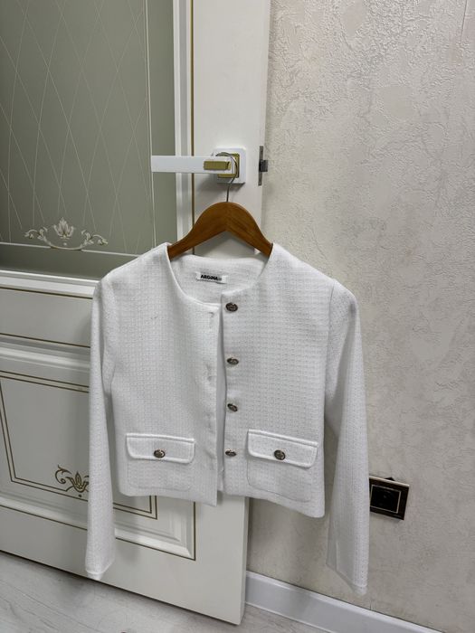 Белый пиджак.