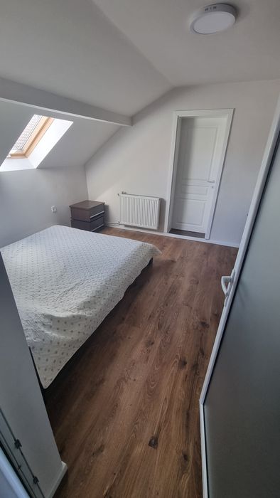 Închiriez apartament 2 camere în curte comună