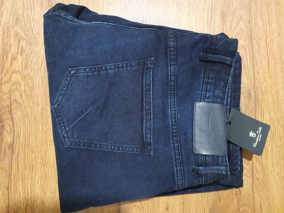Vând blugi Massimo dutti