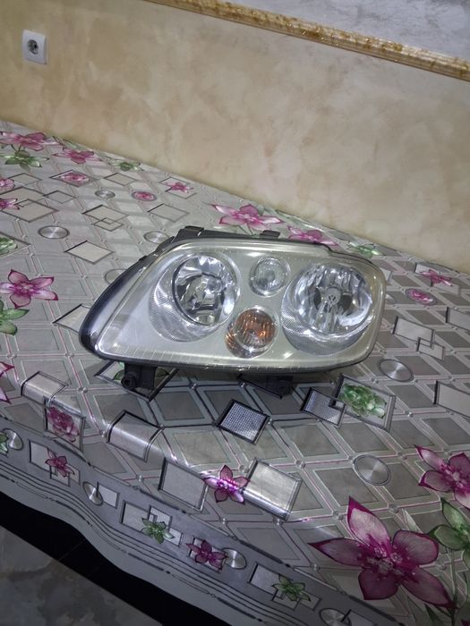 Vând far de Volkswagen Touran partea stângă