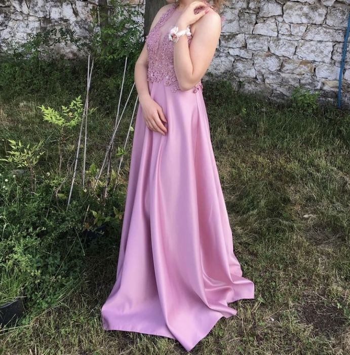 Официална рокля.