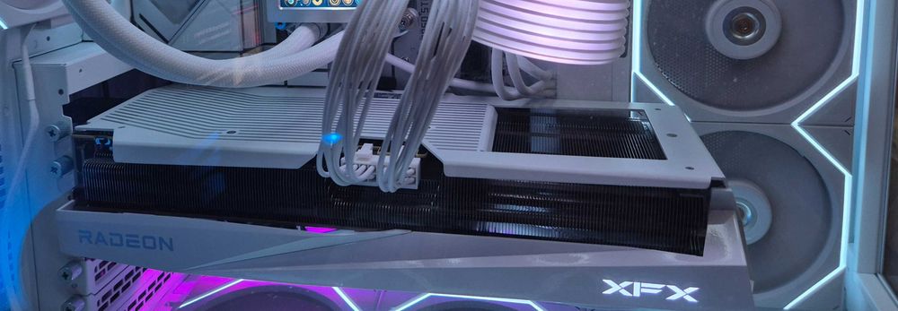 Placă video Rx 9070 xt alba XFX