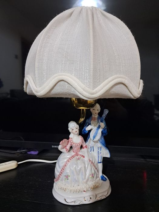 Настолна порцеланова лампа
